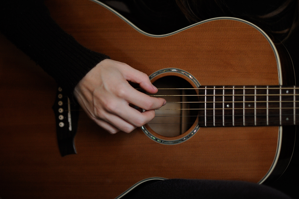 Guitare acoustique, Guitare électrique